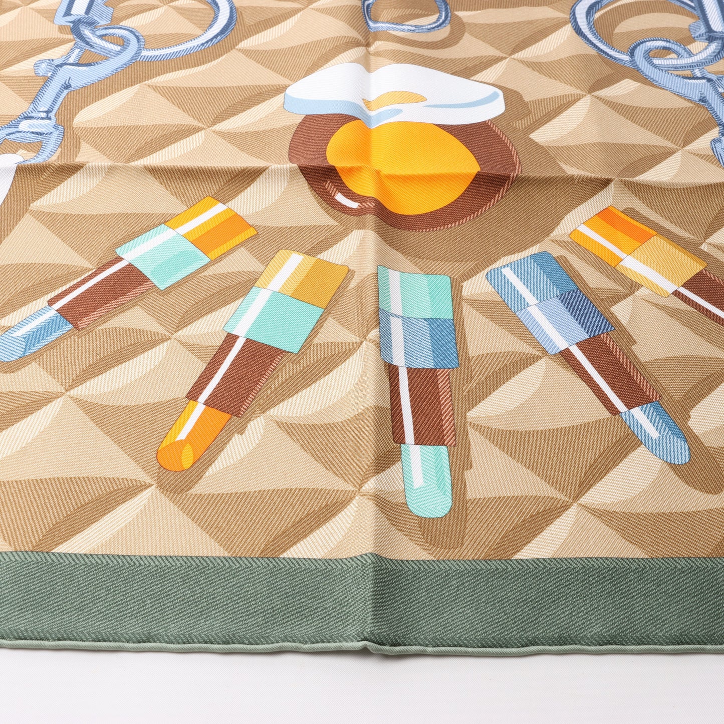 Hermès Carré 90 "BEAUTE COMPOSEE" Seidentaschentuch in Grün