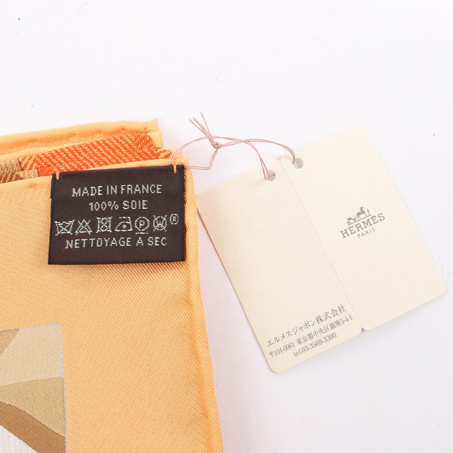 Hermès Carré 90 „BEAUTE COMPOSEE“ Seidentaschentuch in Orange