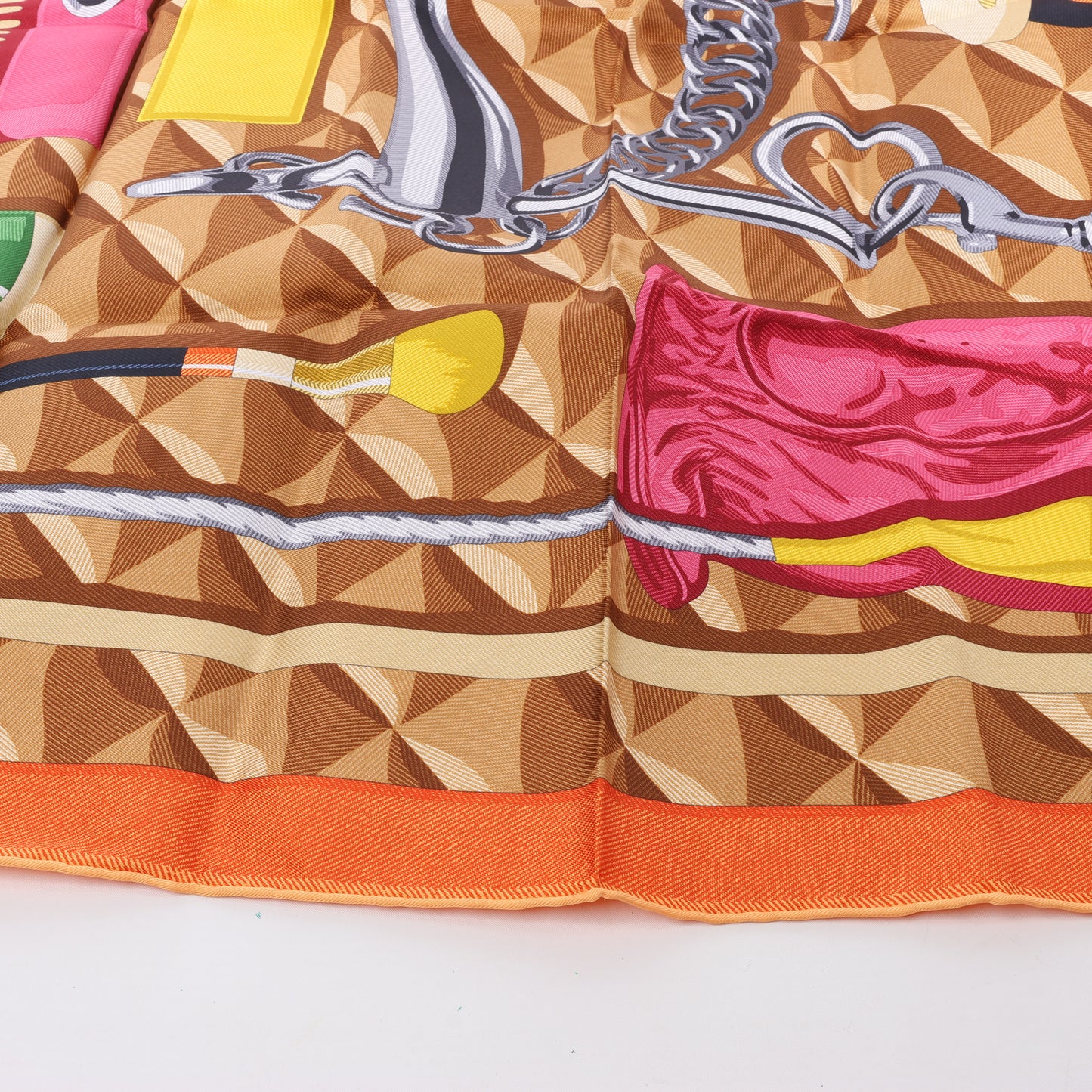 Hermès Carré 90 „BEAUTE COMPOSEE“ Seidentaschentuch in Orange