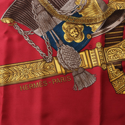 Hermès Carré 90 "GRAND UNIFORME" 100% Seidenschal in Burgund