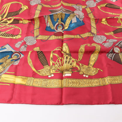 Hermès Carré 90 "GRAND UNIFORME" 100% Seidenschal in Burgund