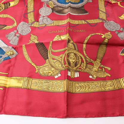 Hermès Carré 90 "GRAND UNIFORME" 100% Seidenschal in Burgund