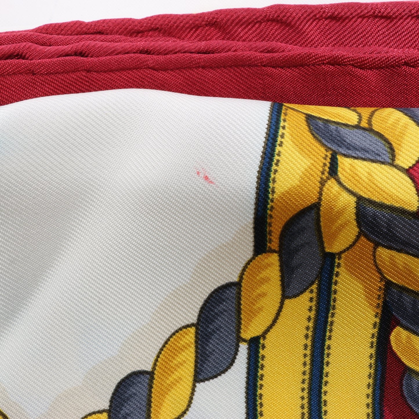 Hermès Carré 90 „GRANDE TENUE“ Seidentaschentuch in Burgund