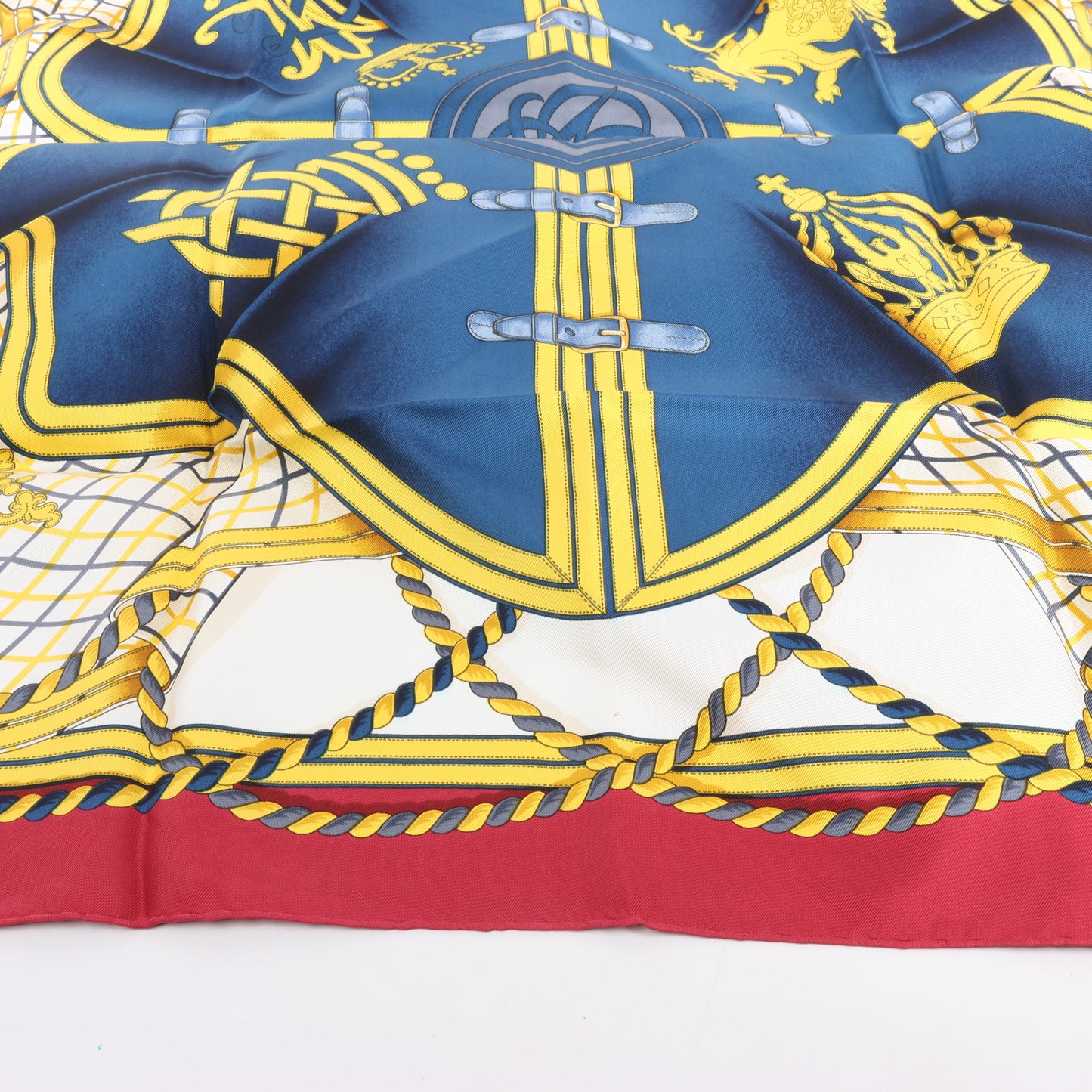 Hermès Carré 90 „GRANDE TENUE“ Seidentaschentuch in Burgund