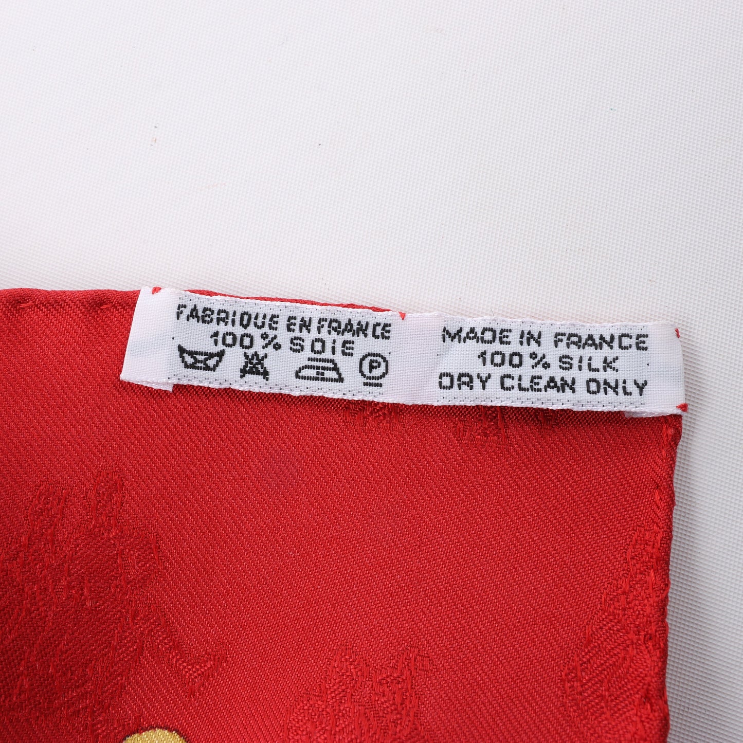 Hermès Carré 90 „Joies d'Hiver“ Schal aus 100 % Seide in Rot