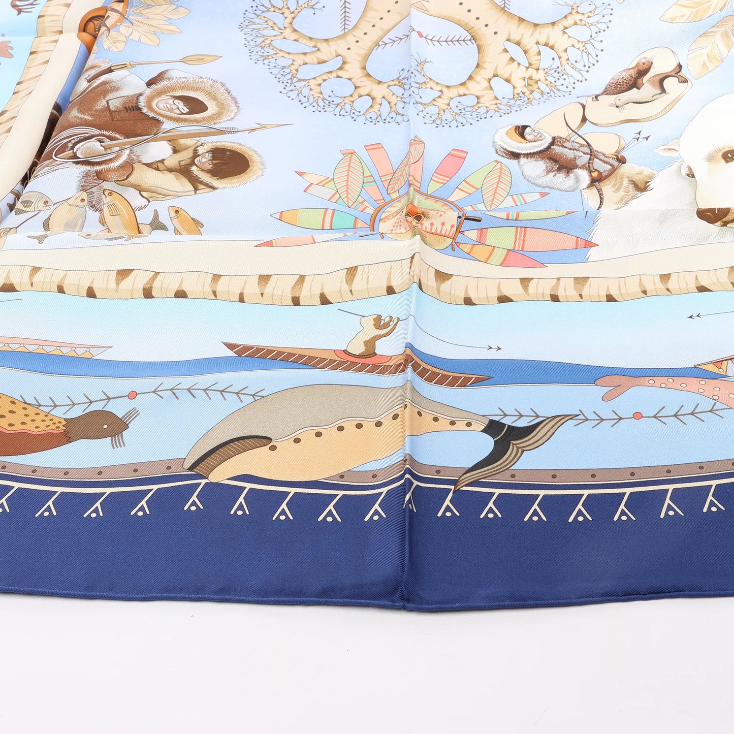 Hermès Carré 90 „LA VIE DU GRAND NORD“ Seidentaschentuch in Marineblau