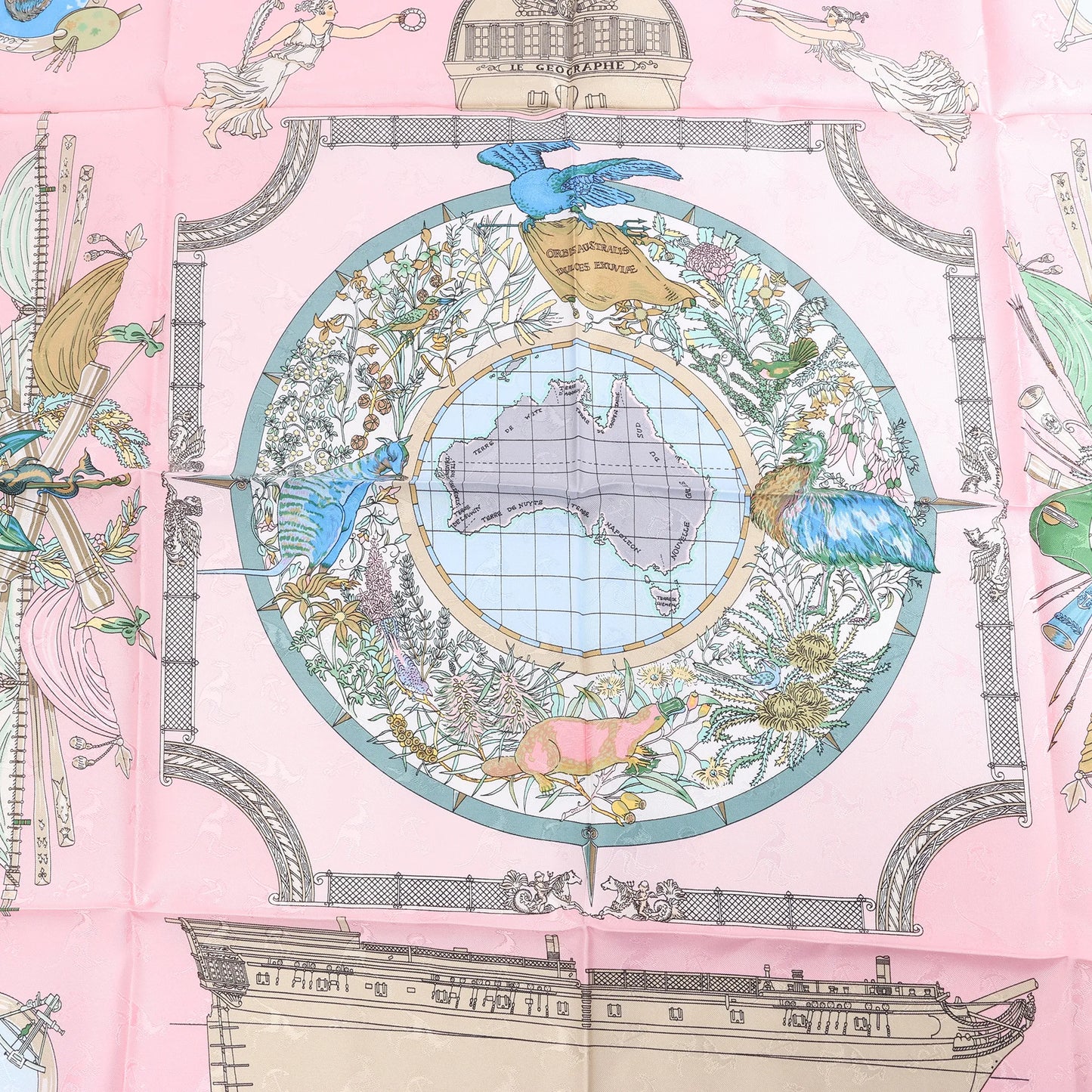 Hermès Carré 90 „LE GEOGRAPHE“ Seidentaschentuch in Rosa