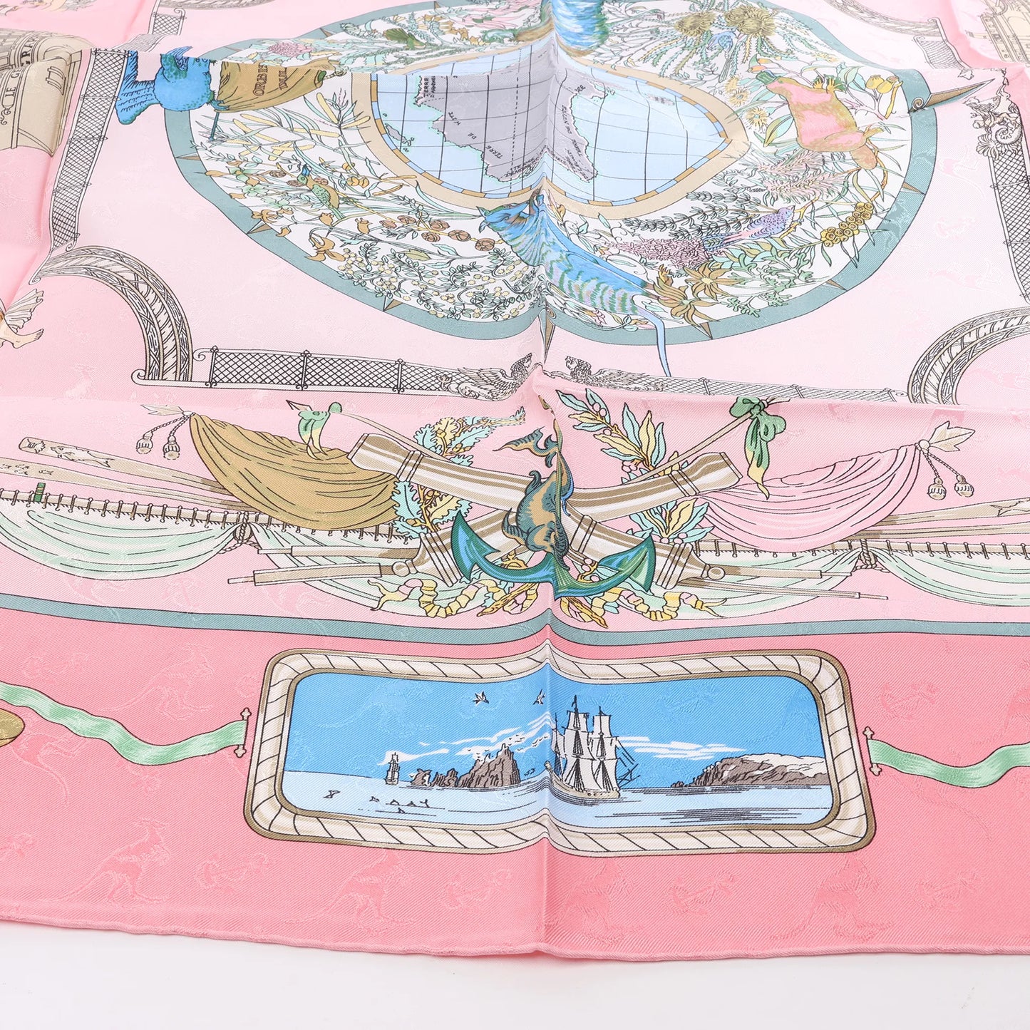 Hermès Carré 90 „LE GEOGRAPHE“ Seidentaschentuch in Rosa