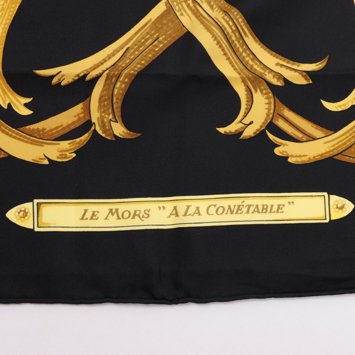 Hermès Carré 90 "LE MORS A LA CONETABLE" 100% Seidenschal in Schwarz