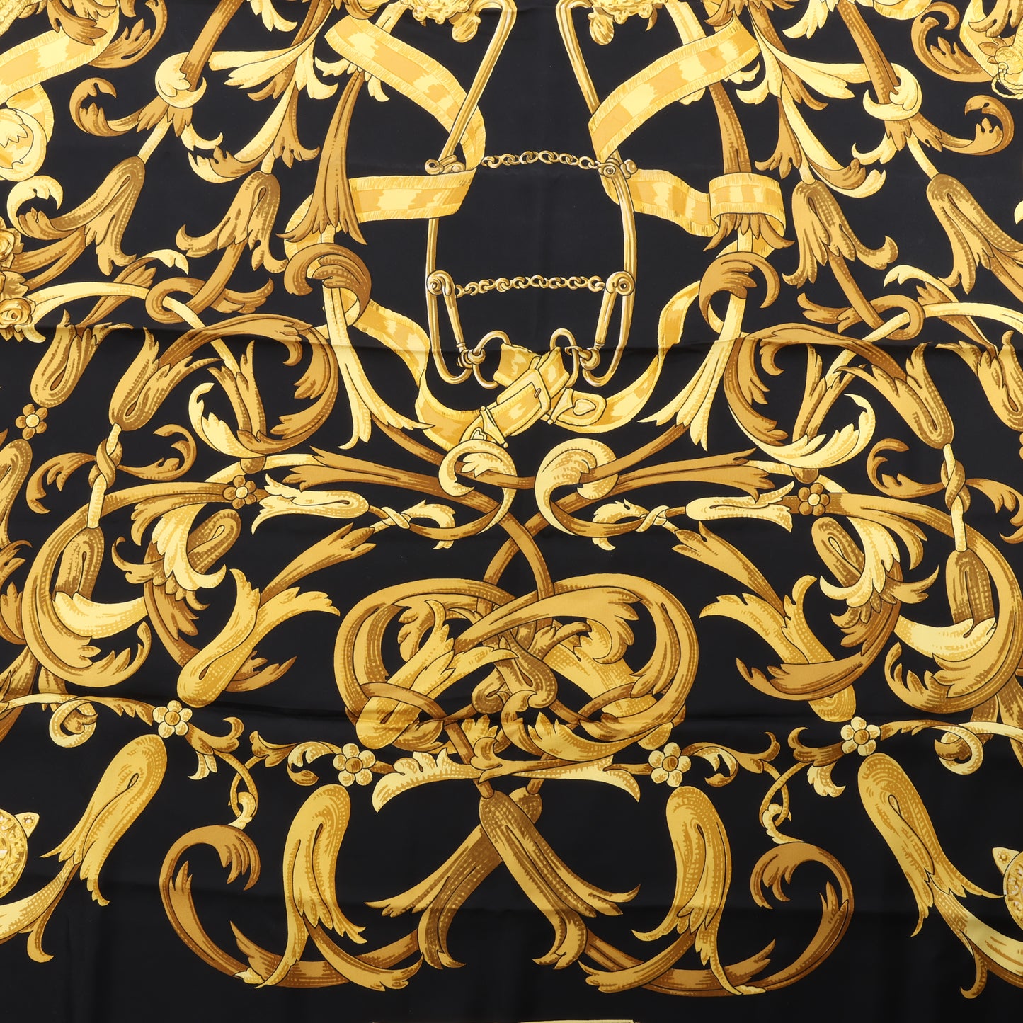 Hermès Carré 90 "LE MORS A LA CONETABLE" 100% Seidenschal in Schwarz