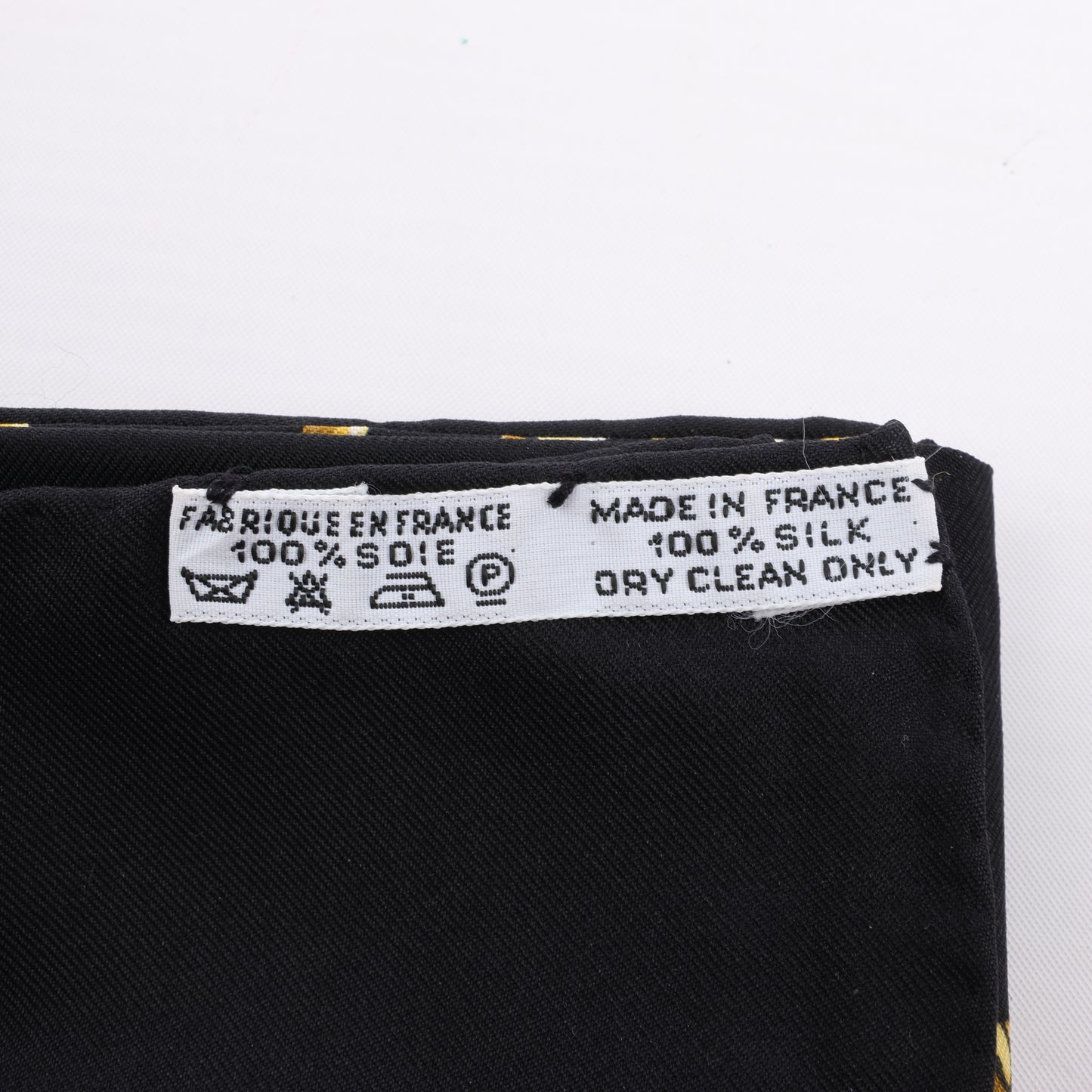 Hermès Carré 90 "LE MORS A LA CONETABLE" 100% Seidenschal in Schwarz