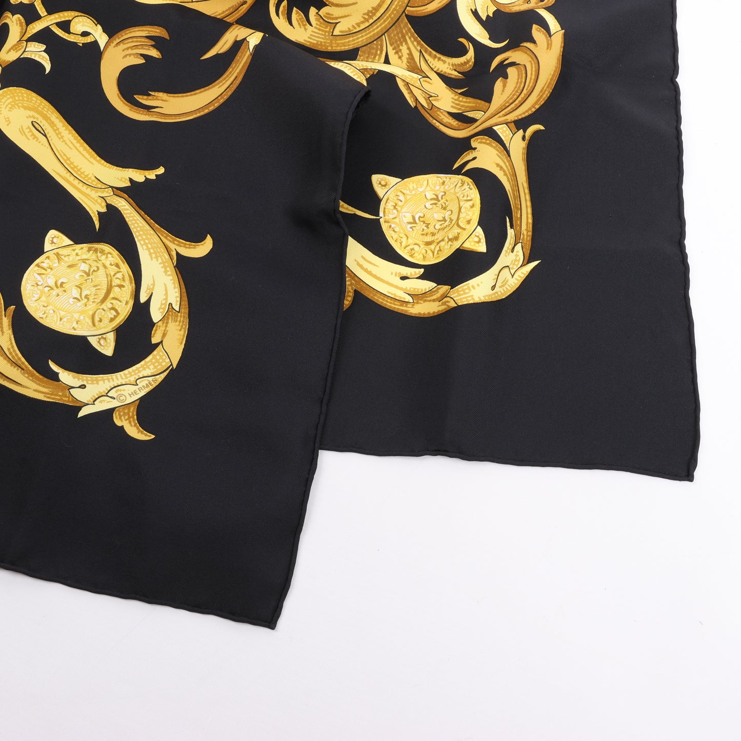 Hermès Carré 90 "LE MORS A LA CONETABLE" 100% Seidenschal in Schwarz