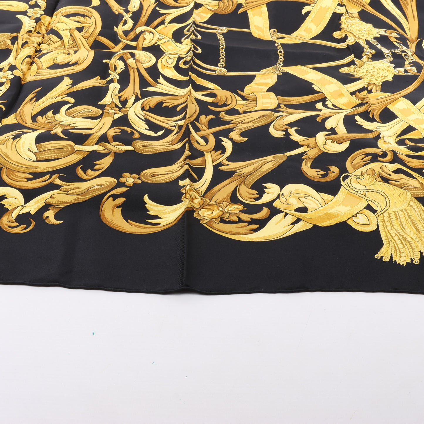 Hermès Carré 90 "LE MORS A LA CONETABLE" 100% Seidenschal in Schwarz