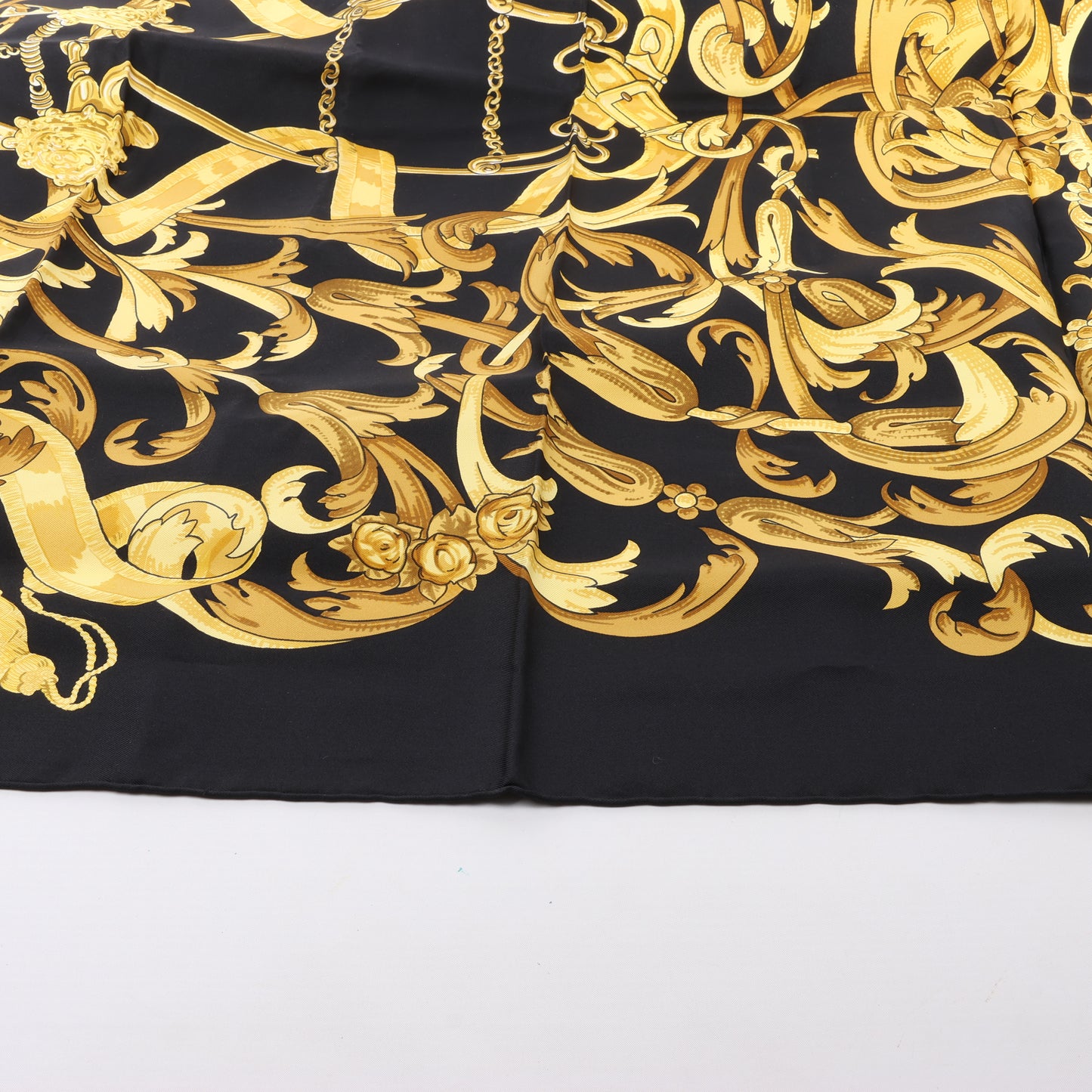 Hermès Carré 90 "LE MORS A LA CONETABLE" 100% Seidenschal in Schwarz