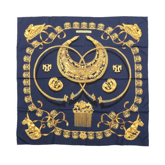 Hermès Carré 90 „LES CAVALIERS D'OR“ 100 % Seidenschal in Marineblau x Gold