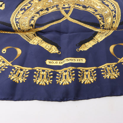 Hermès Carré 90 „LES CAVALIERS D'OR“ 100 % Seidenschal in Marineblau x Gold