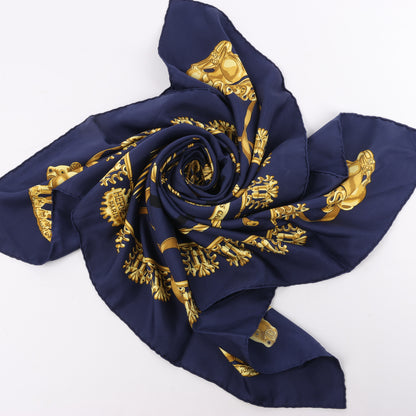 Hermès Carré 90 „LES CAVALIERS D'OR“ 100 % Seidenschal in Marineblau x Gold