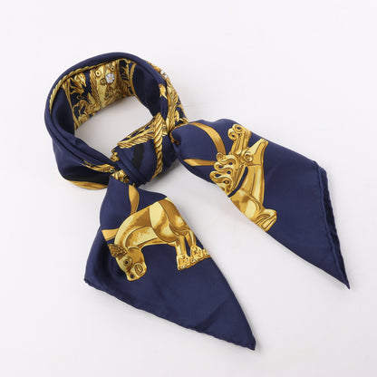 Hermès Carré 90 „LES CAVALIERS D'OR“ 100 % Seidenschal in Marineblau x Gold