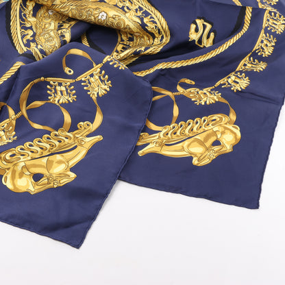 Hermès Carré 90 „LES CAVALIERS D'OR“ 100 % Seidenschal in Marineblau x Gold