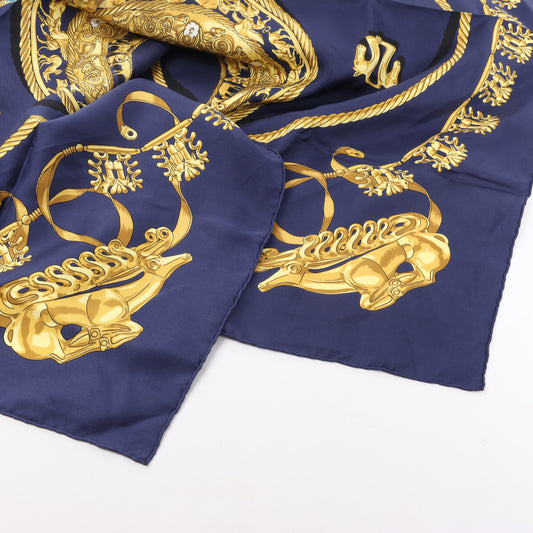 Hermès Carré 90 „LES CAVALIERS D'OR“ 100 % Seidenschal in Marineblau x Gold