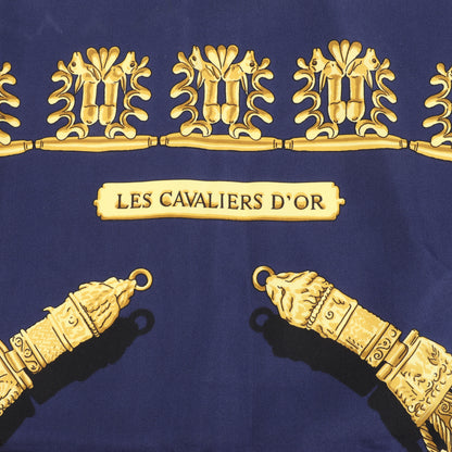 Hermès Carré 90 „LES CAVALIERS D'OR“ 100 % Seidenschal in Marineblau x Gold