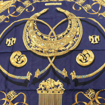 Hermès Carré 90 „LES CAVALIERS D'OR“ 100 % Seidenschal in Marineblau x Gold