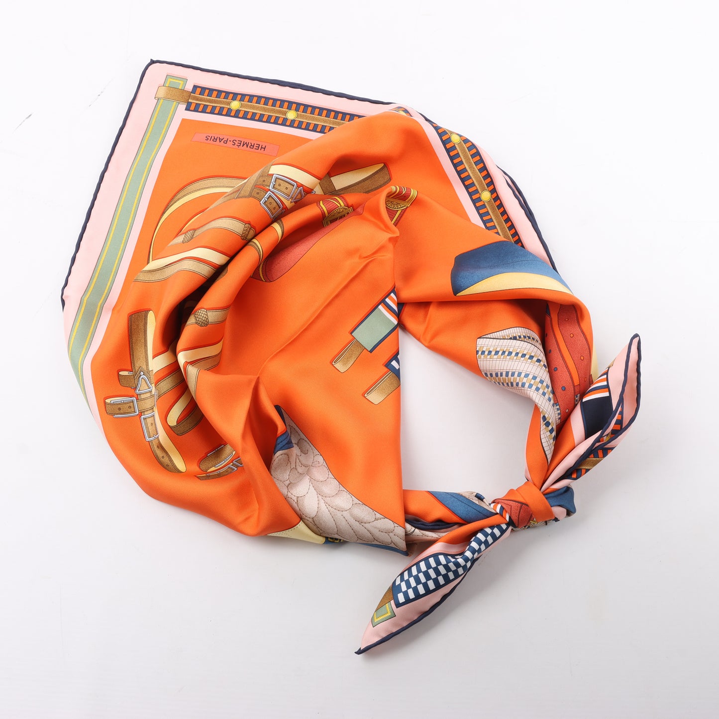 Hermès Carré 90 „LETTRES EQUESTRES“ Schal aus 100 % Seide in Orange