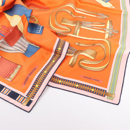Hermès Carré 90 „LETTRES EQUESTRES“ Schal aus 100 % Seide in Orange