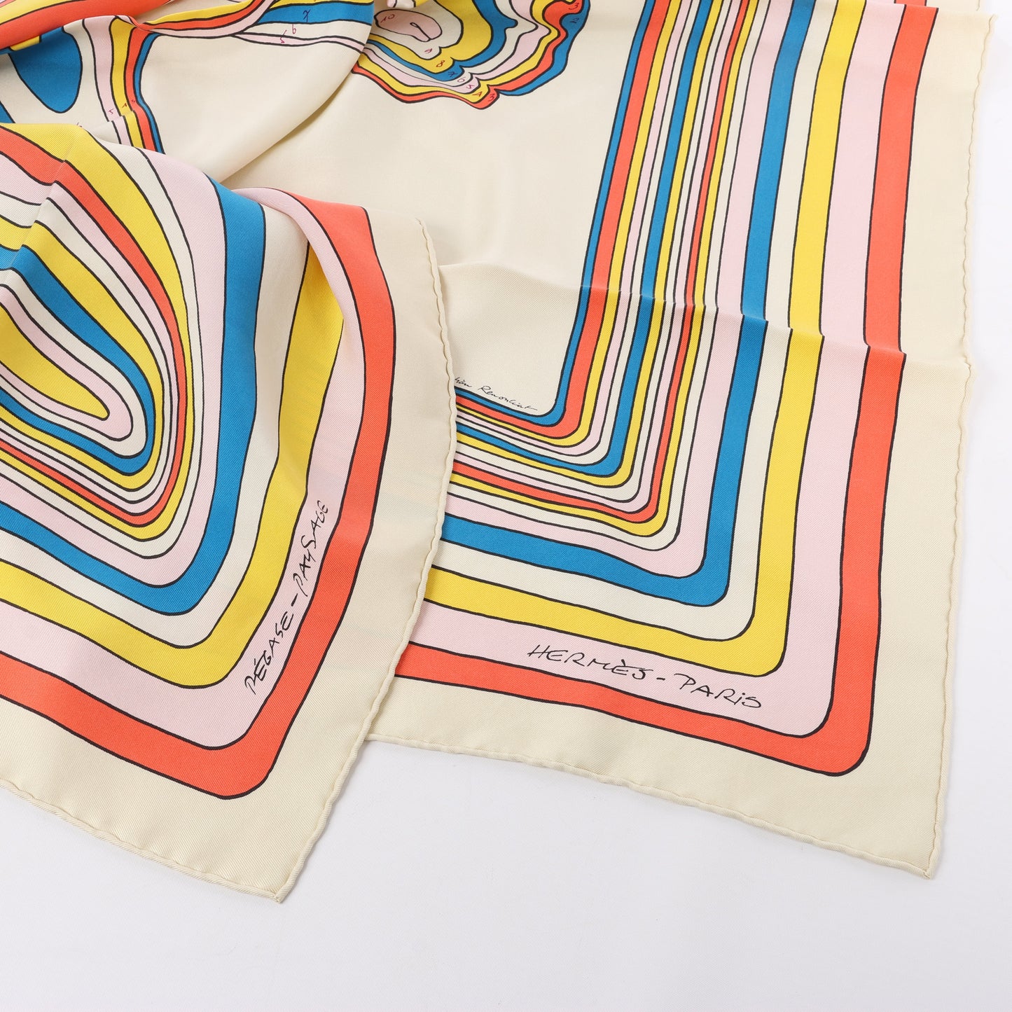 Carré Hermès Carré 90 « PÉGASE » 100 % soie beige et multicolore