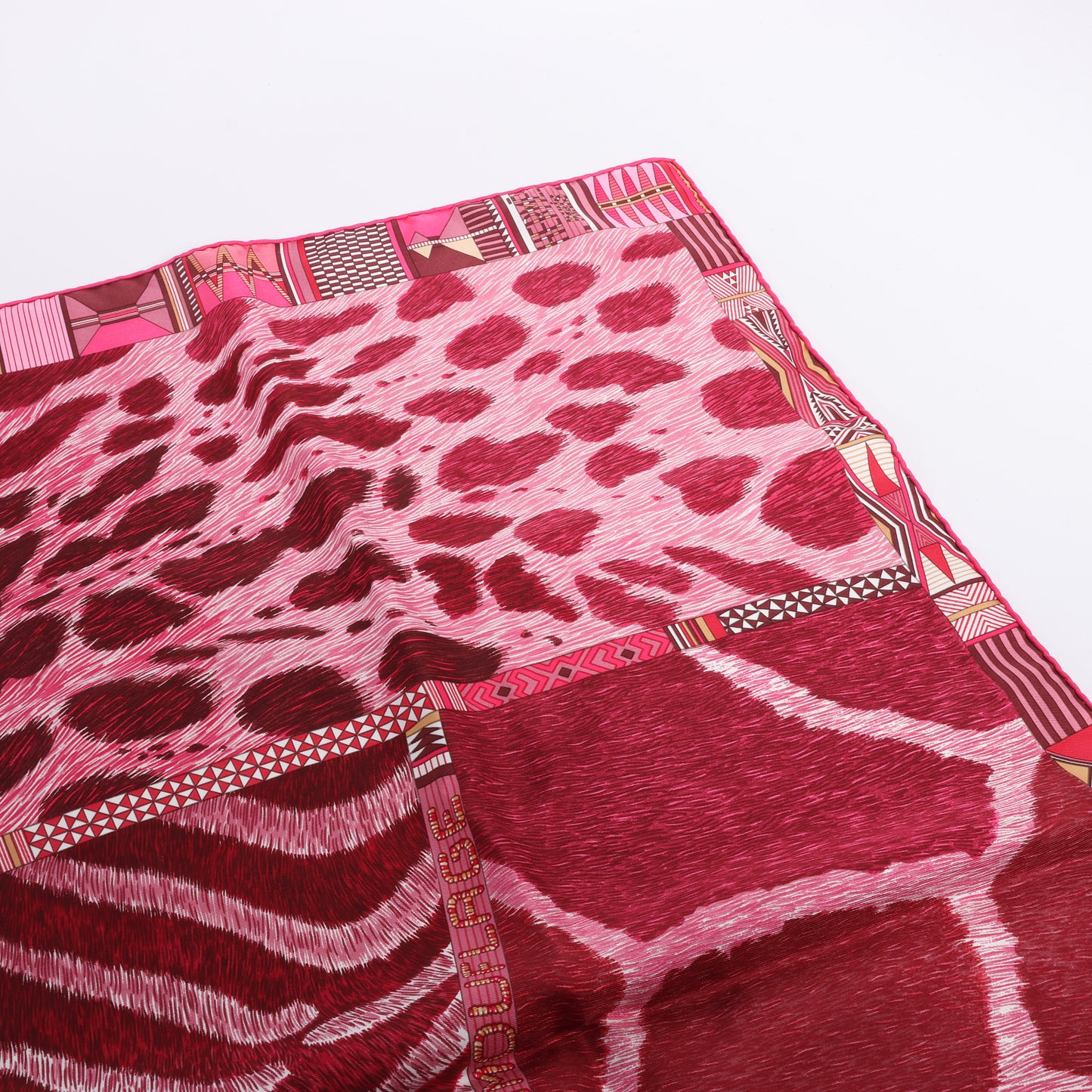 Hermès Carré 90 "PELAGES ET CAMOUFLAGE" 100% Silk Scarf in Burgundy x Pink