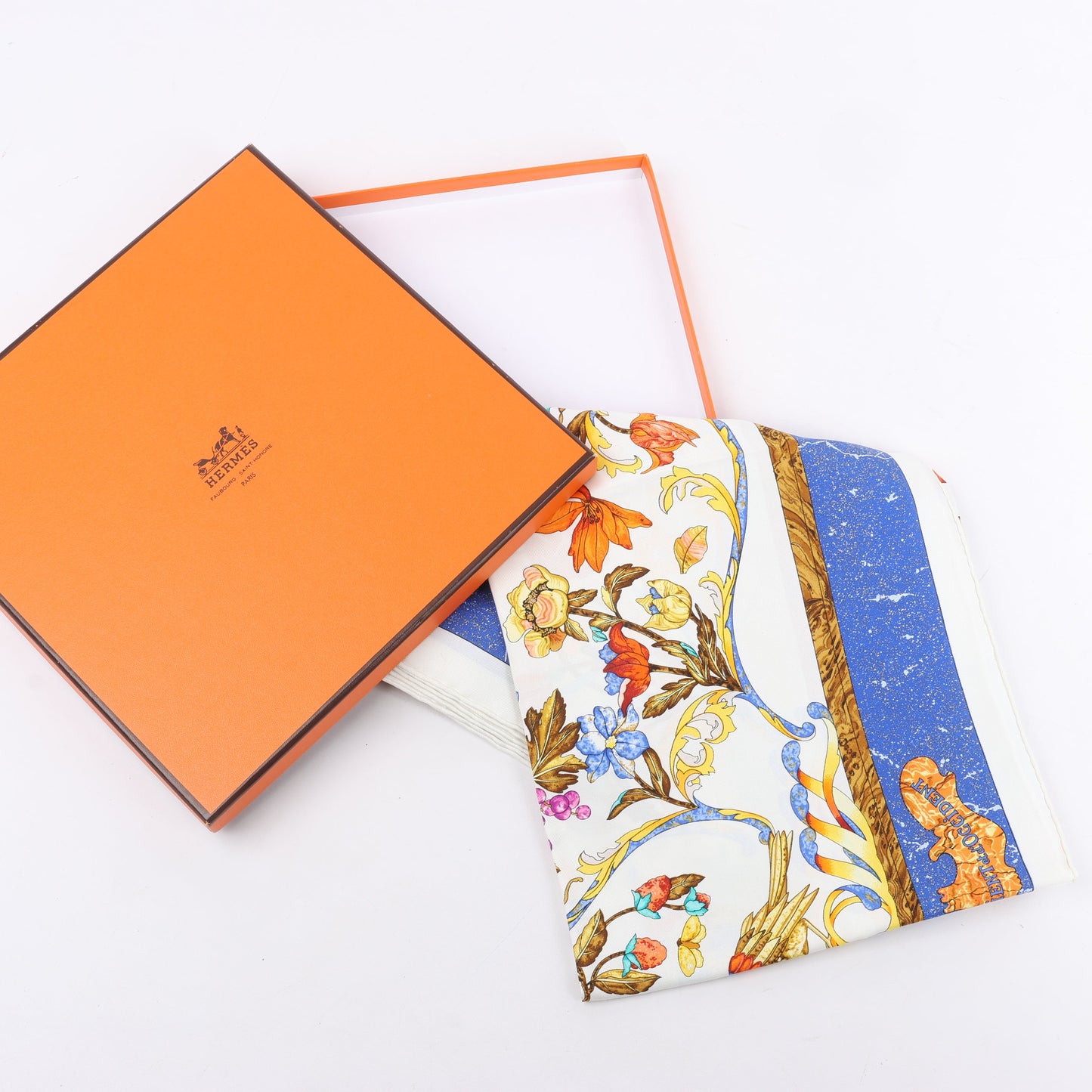 Hermès Carré 90 "PIERRES d'ORIENT et d'OCCIDENT" Foulard 100% Soie en Marine x Beige
