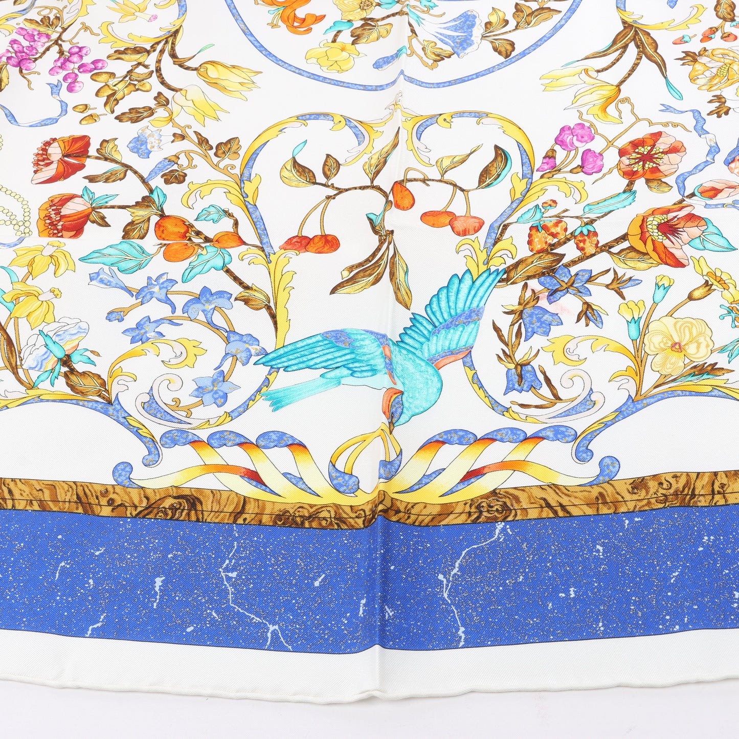 Hermès Carré 90 "PIERRES d'ORIENT et d'OCCIDENT" Foulard 100% Soie en Marine x Beige
