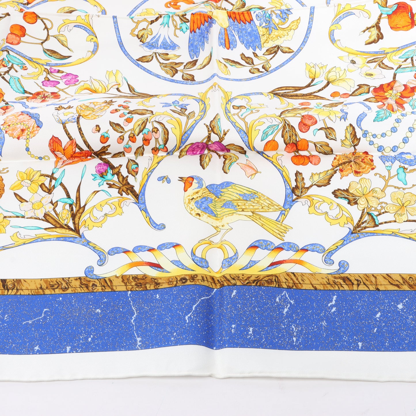Hermès Carré 90 "PIERRES d'ORIENT et d'OCCIDENT" Foulard 100% Soie en Marine x Beige