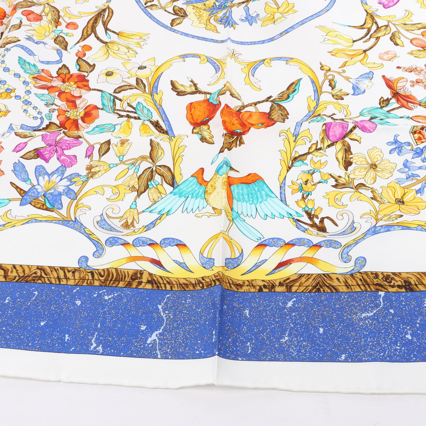 Hermès Carré 90 "PIERRES d'ORIENT et d'OCCIDENT" Foulard 100% Soie en Marine x Beige