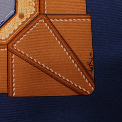 Hermès Carré 90 „TOUT CUIR“ Schal aus 100 % Seide in Marineblau