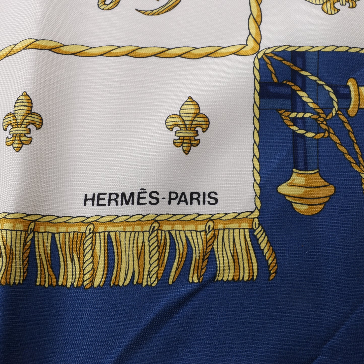 Hermès Carré 90 "Vue du Carrosse de la Galère La Réale" Mouchoir en soie bleu marine