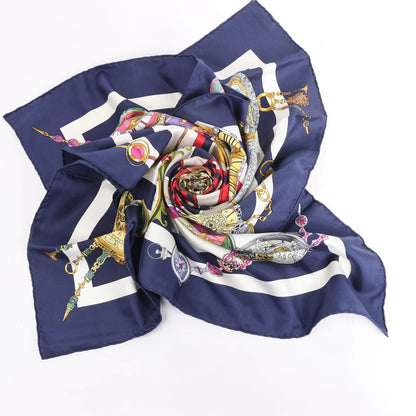 Hermès Carré 90 „Parmi les Fleurs je Compte les Heures“ Seidentaschentuch in Marineblau