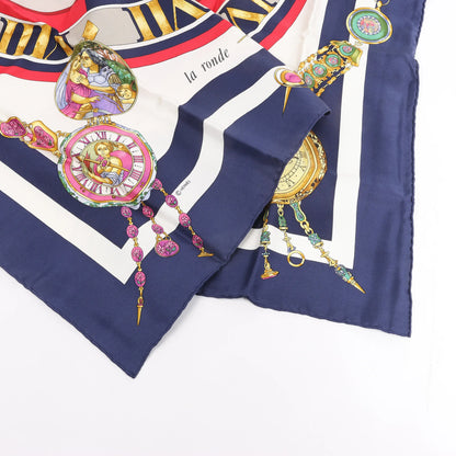 Hermès Carré 90 „Parmi les Fleurs je Compte les Heures“ Seidentaschentuch in Marineblau