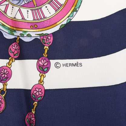 Hermès Carré 90 „Parmi les Fleurs je Compte les Heures“ Seidentaschentuch in Marineblau