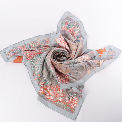 Hermès Carré 90 „Mille Feuilles de Soie“ Schal aus 100 % Seide in Grau