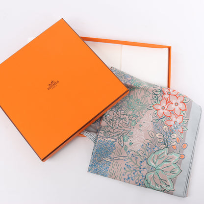 Hermès Carré 90 „Mille Feuilles de Soie“ Schal aus 100 % Seide in Grau