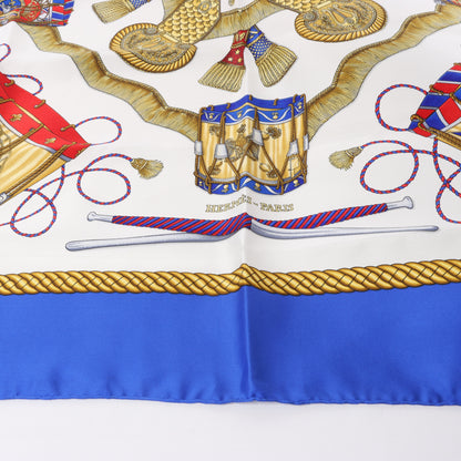 Hermès Carré 90 „LES TAMBOURS“ Schal aus 100 % Seide in Blau