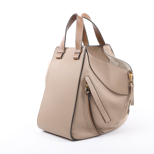 LOEWE – Kleine 2-Wege-Handtasche aus Hängemattenleder in Beige