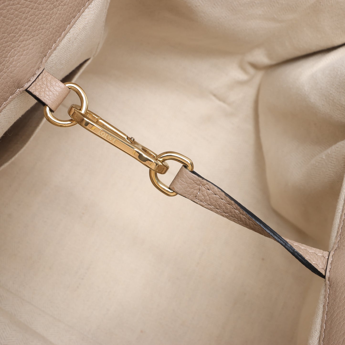 LOEWE – Kleine 2-Wege-Handtasche aus Hängemattenleder in Beige