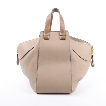 LOEWE – Kleine 2-Wege-Handtasche aus Hängemattenleder in Beige
