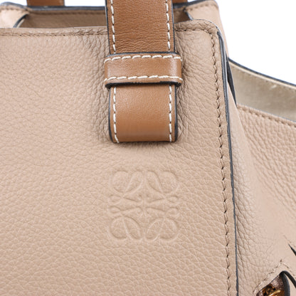 LOEWE – Kleine 2-Wege-Handtasche aus Hängemattenleder in Beige