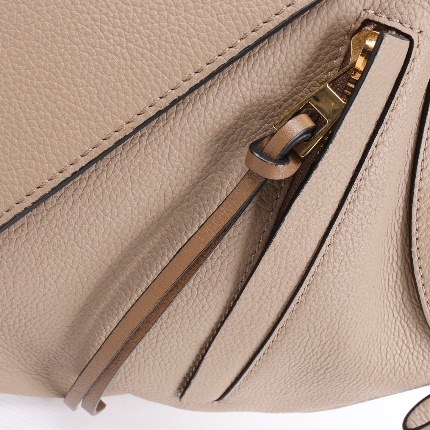 LOEWE – Kleine 2-Wege-Handtasche aus Hängemattenleder in Beige