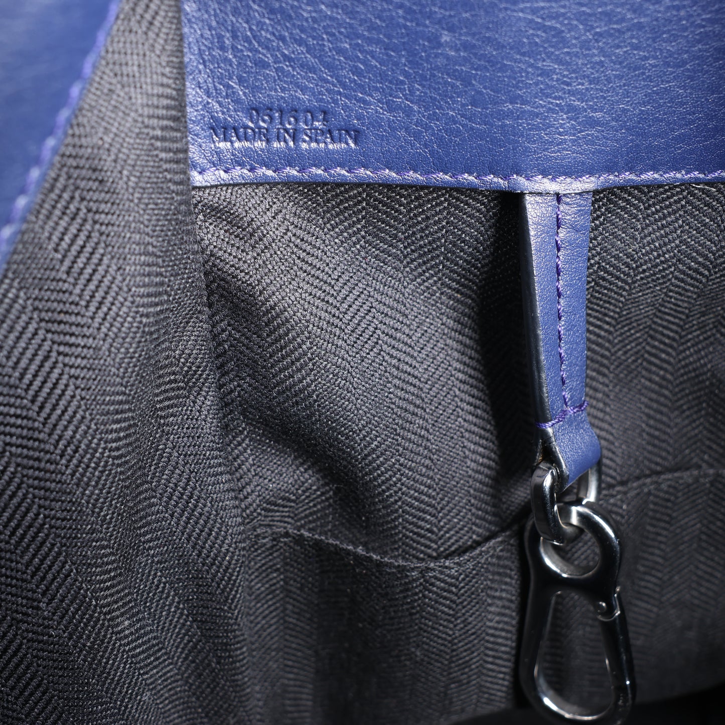 LOEWE – Hammock – Kleine 2-Wege-Handtasche aus Leder in Marineblau