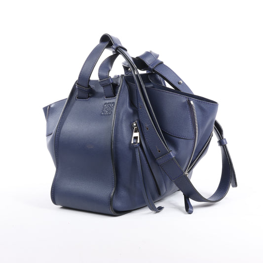 LOEWE – Hammock – Kleine 2-Wege-Handtasche aus Leder in Marineblau