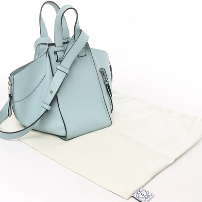 LOEWE Hammock Kleine 2-Wege-Handtasche aus Leder in Hellblau